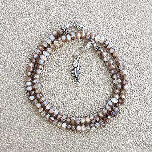 MINI MOTHER OF PEARL NECKLACE W/ MINI SEAHORSE--16"